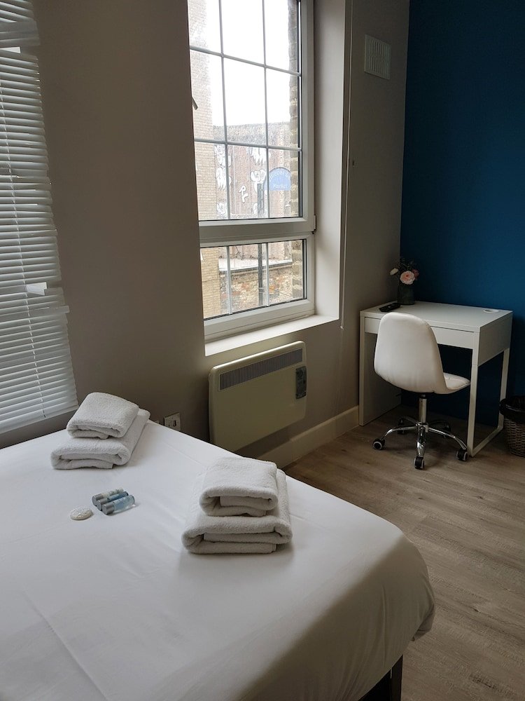 Toynbee Street Ro 4 · Charming Room In Tower Hamlets - Tap to explore photos