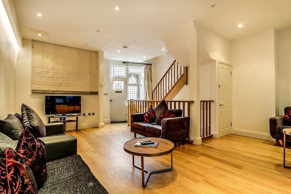 Pont Street Mews Townhouse - Tap to explore photos