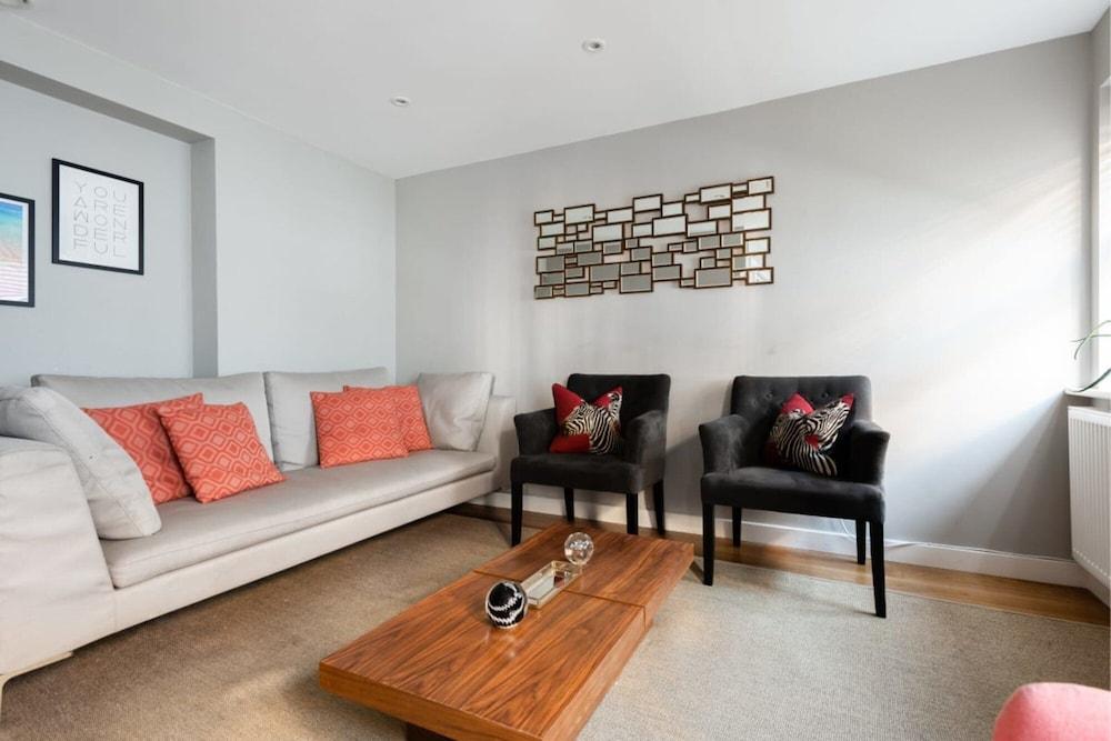 The Norfolk Maisonette - Lovely 4bdr Mews Home in Paddington - Tap to explore photos