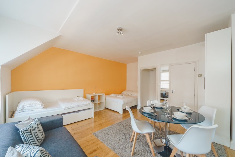 Cosy High Floor Studio Greek Street Soho - Tap to explore photos