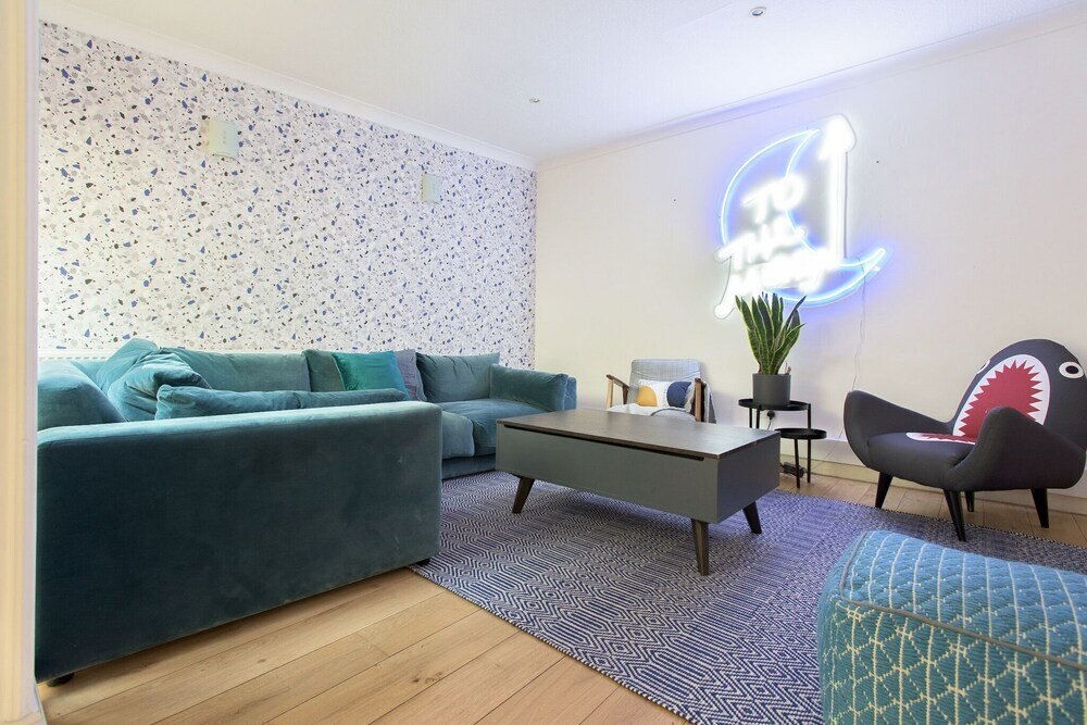 The Harrods Mews - Modern 4BDR house with rooftop terrace - Tap to explore photos