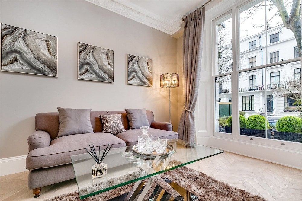 Chic Apartment in Notting Hill - Tap to explore photos