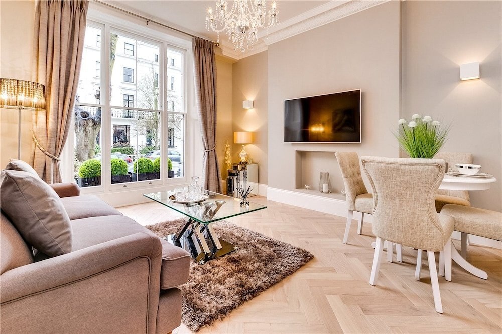 Chic Apartment in Notting Hill - Tap to explore photos