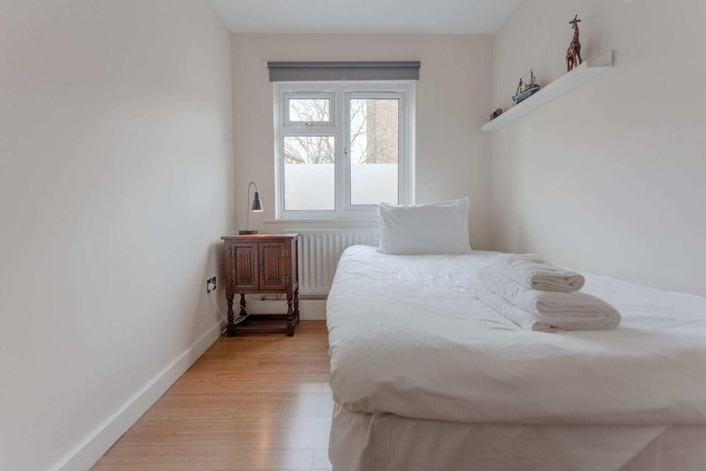 Well Located 2 Bedroom 1 Bath in Elephant & Castle - Tap to explore photos