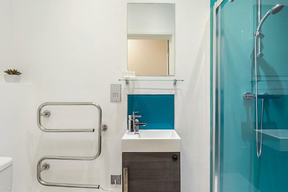 Toynbee Street Ro 2 · Cozy Room Near Whitechapel Gallery - Tap to explore photos