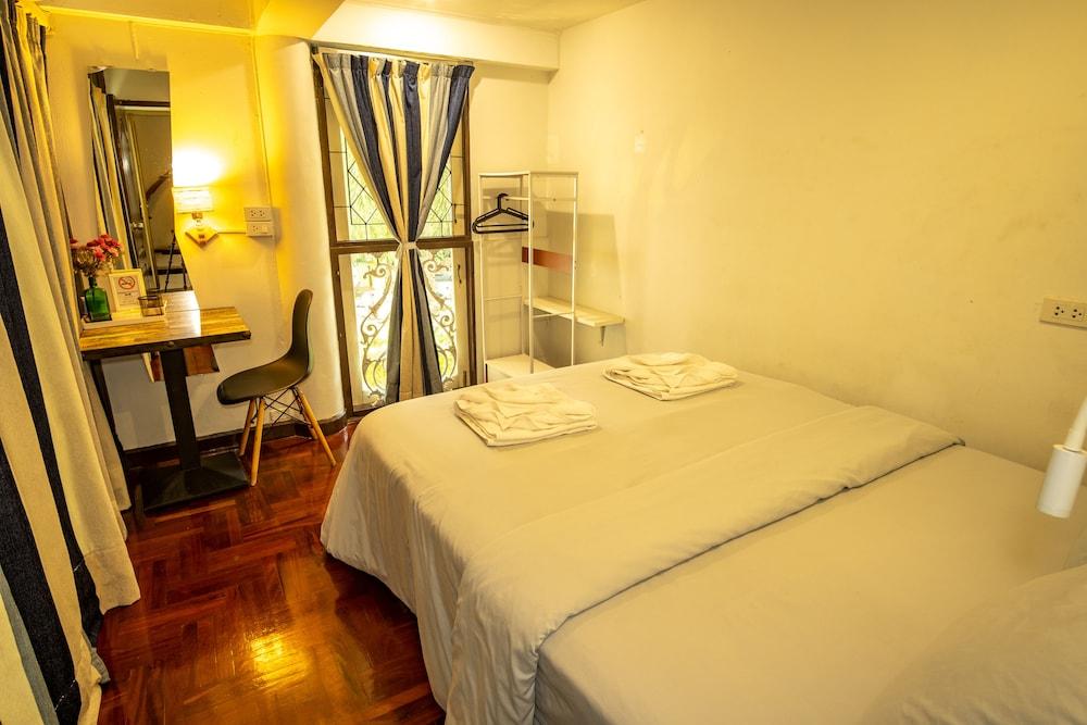 Home16 Hostel 16 Room Type - Basic Double Room, 1 Queen Bed, Shared Bathroom, Garden View