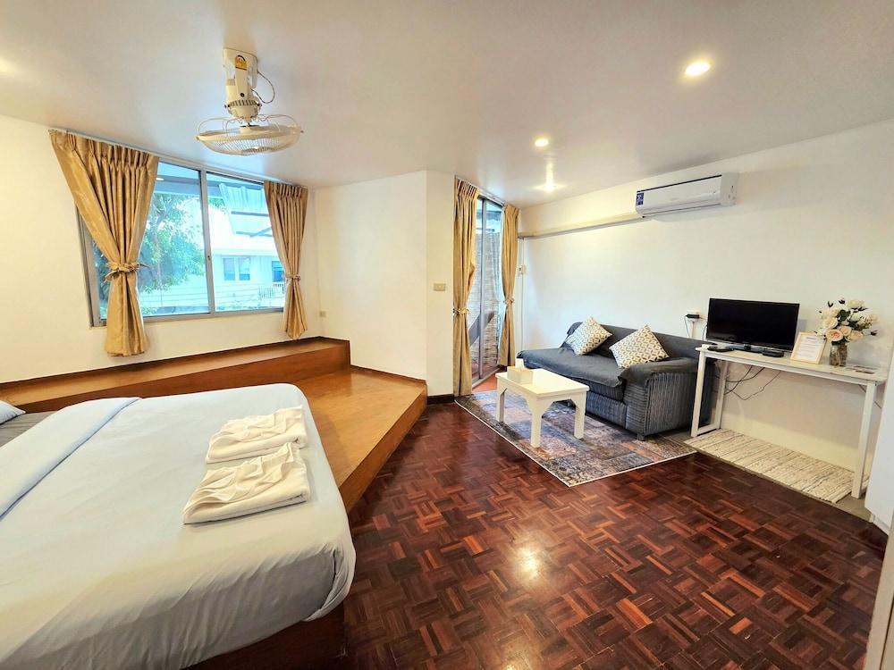Home16 Hostel 16 Room Type - Deluxe Double Room, 1 King Bed, Balcony