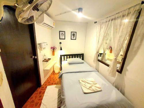 Home16 Hostel 16 Room Type - Small Single Room with Shared Bathroom