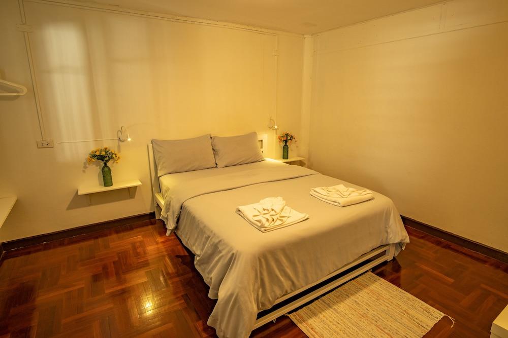 Home16 Hostel 16 Room Type - Standard Double Room, 1 Queen Bed, Shared Bathroom