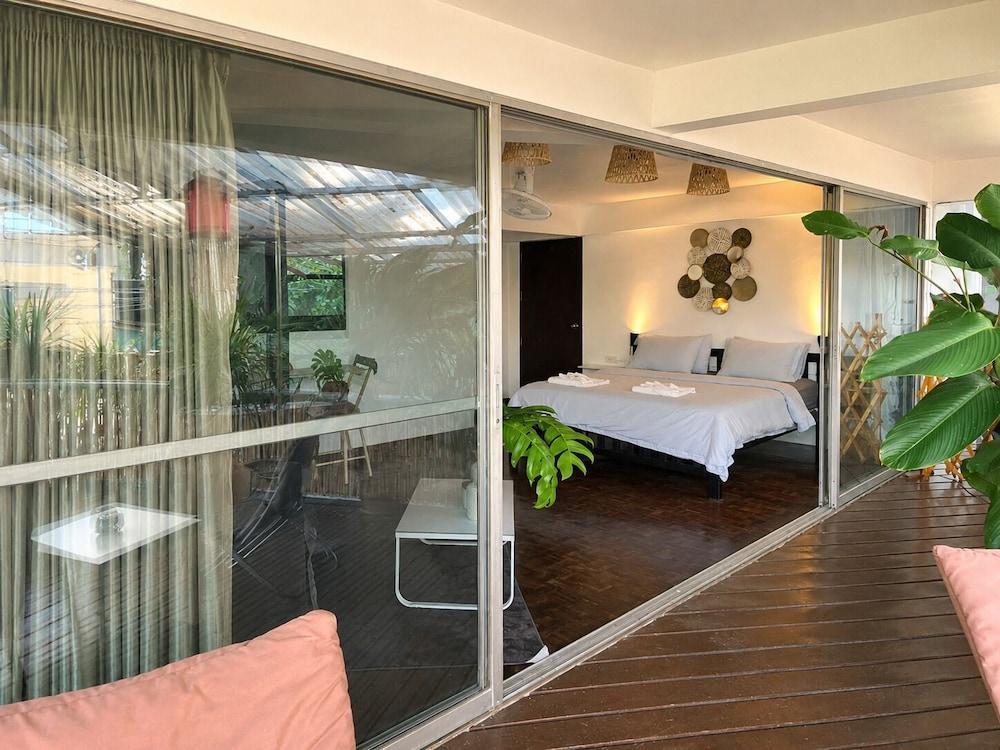 Home16 Hostel 16 Room Type - Deluxe Double Room, 1 King Bed, Terrace
