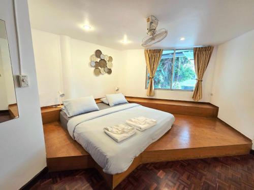 Home16 Hostel 16 Room Type - Superior King Room with Balcony