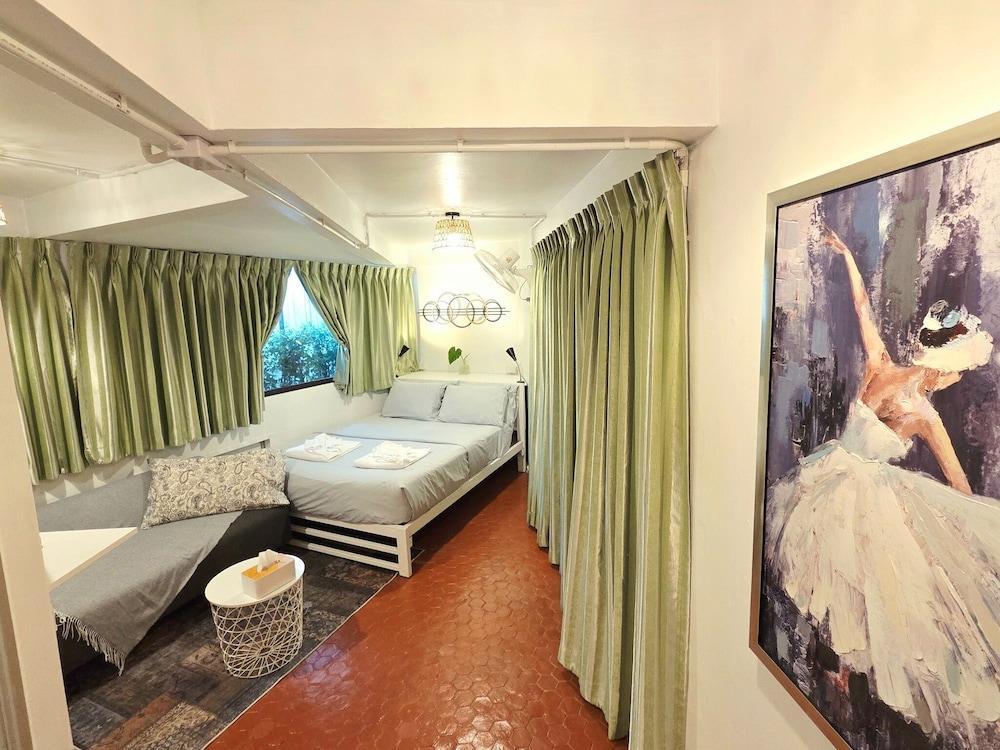 Home16 Hostel 16 Room Type - Deluxe Double Room, 1 Queen Bed, Private Bathroom