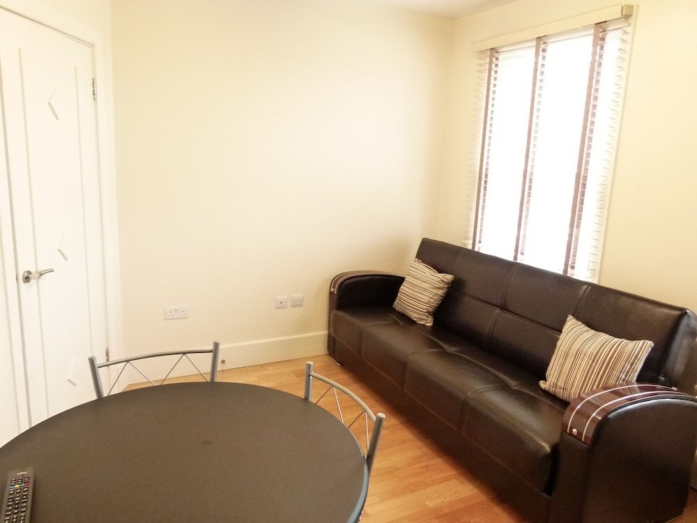 SS Property Hub - West Kensington Apartment - Tap to explore photos