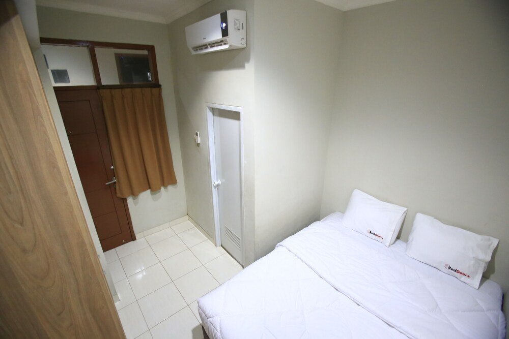 RedDoorz Karet Pedurenan
