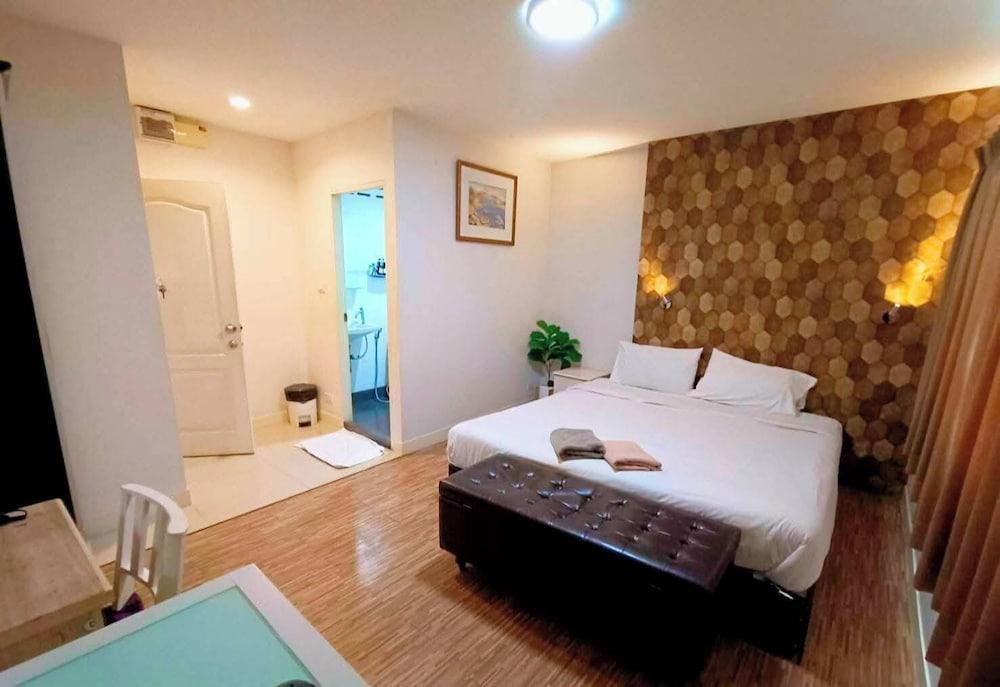 Tim Place - BTS Phra Khanong Room Type - Deluxe Double Room