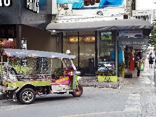 White House Asoke Sukhumvit 18 - Tap to explore photos