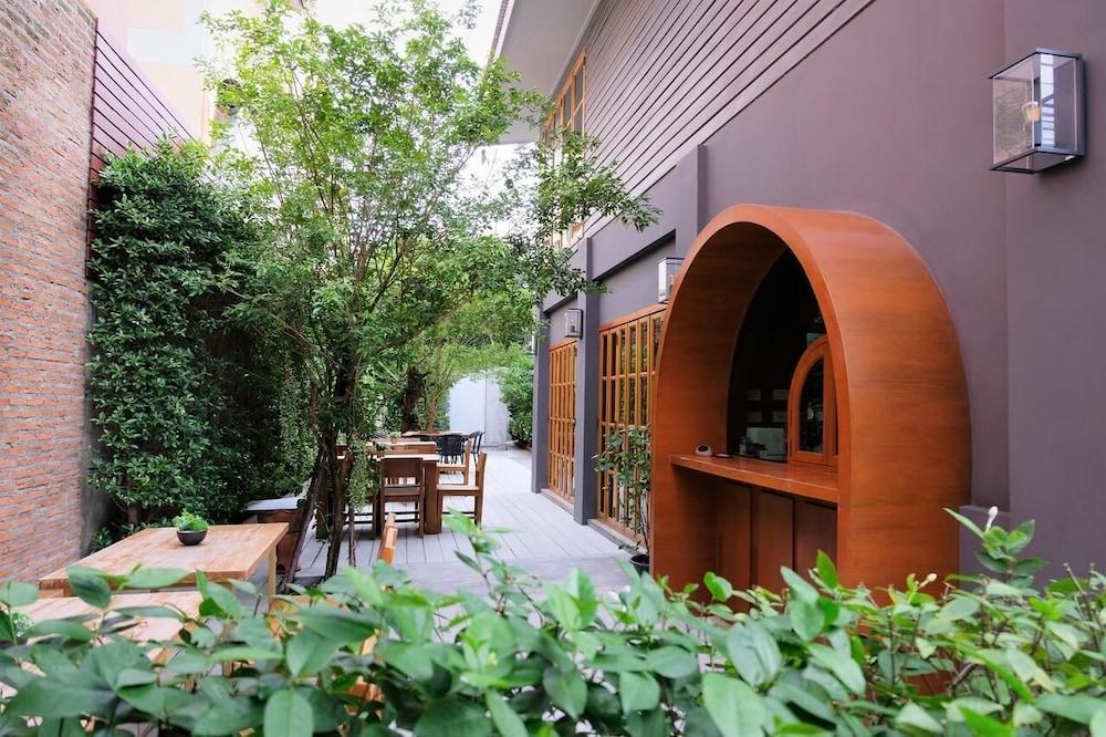 Vali Villa Bangkok - Tap to explore photos