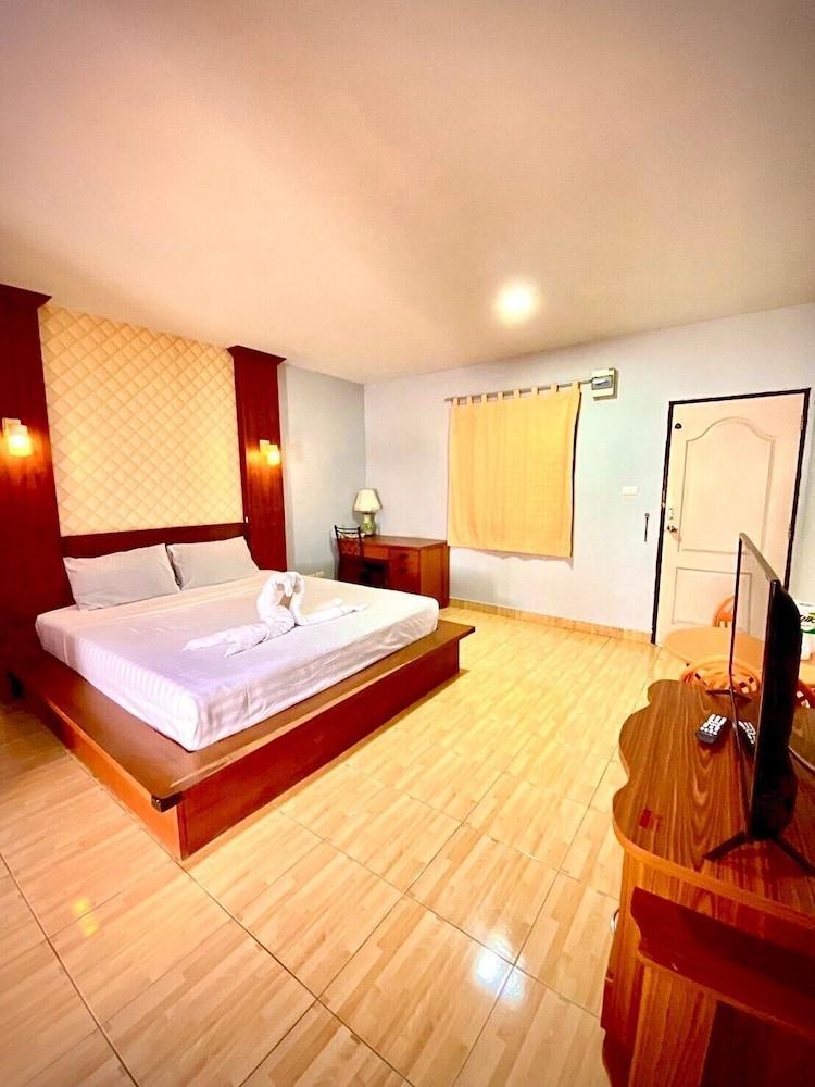 Green Beach Pattaya Room Type - Standard Room, King Bed