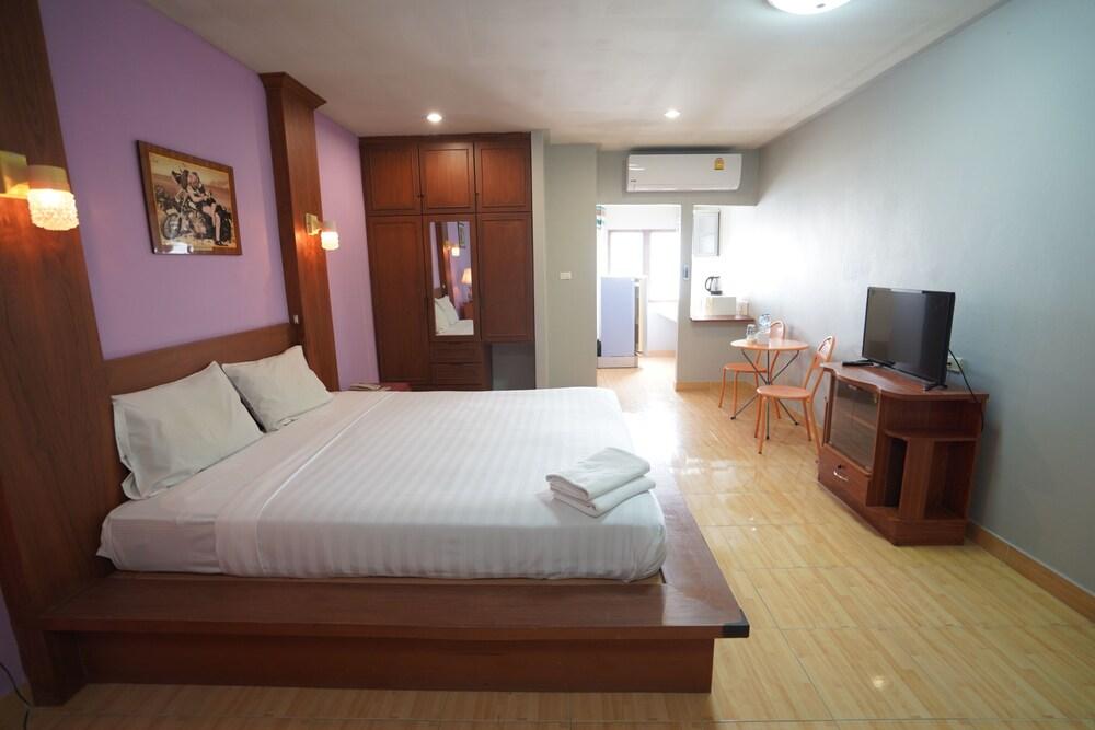Green Beach Pattaya Room Type - Superior Triple Room