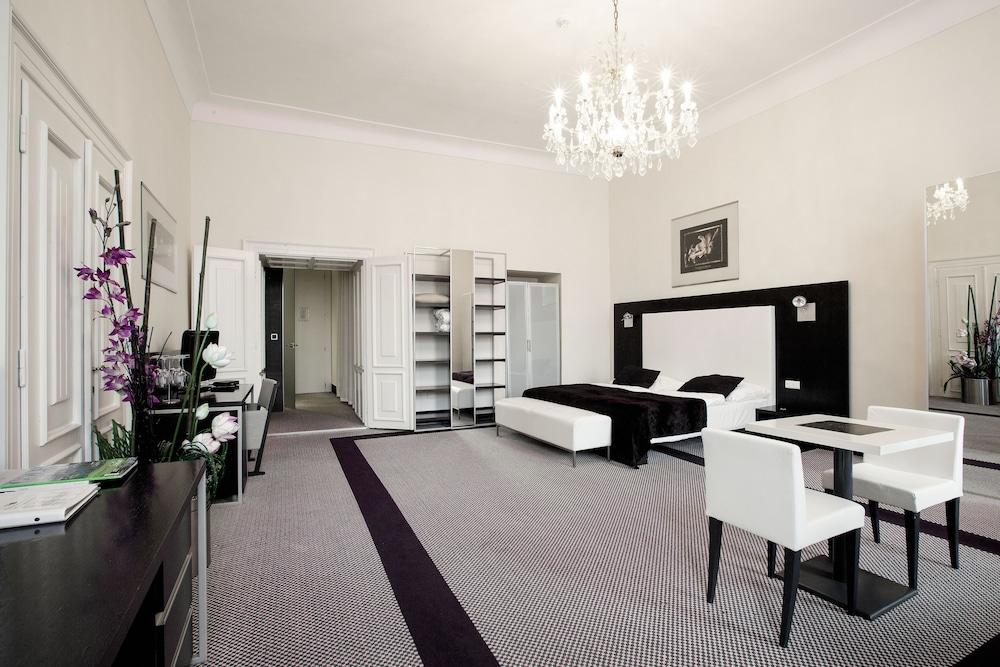 Old Town Square Residence by Emblem Room Type - Family Suite