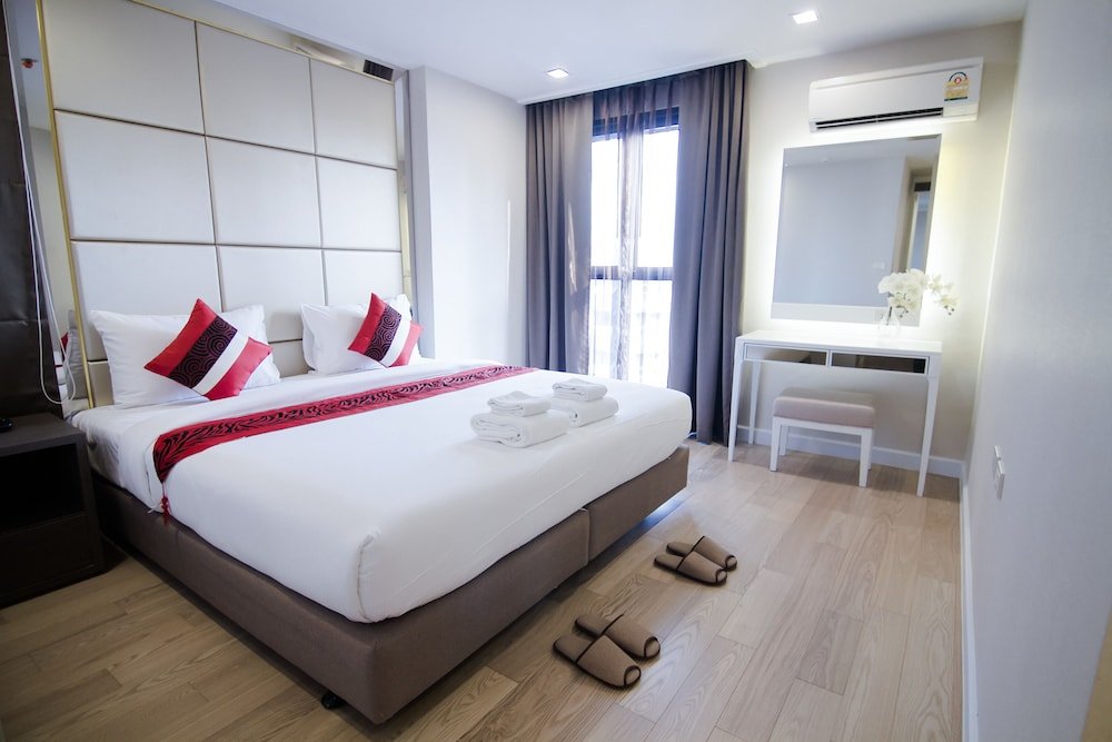 Hope Land Hotel Sukhumvit 8 - Tap to explore photos