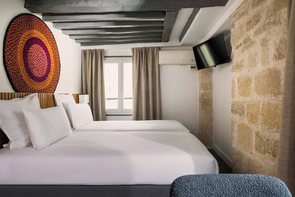 Korner Louvre Room Type - Twin Room