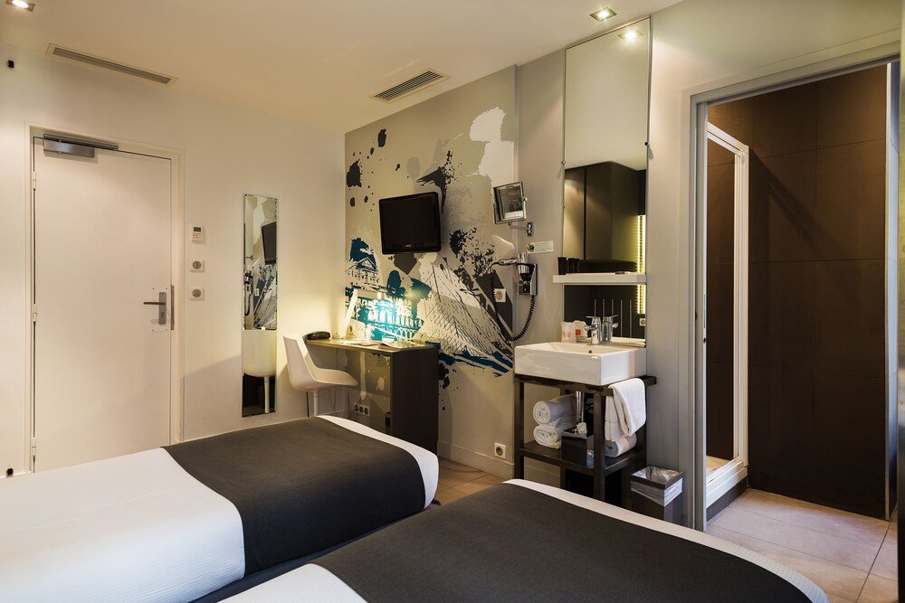 Hotel Arc de Triomphe Etoile - Tap to explore photos