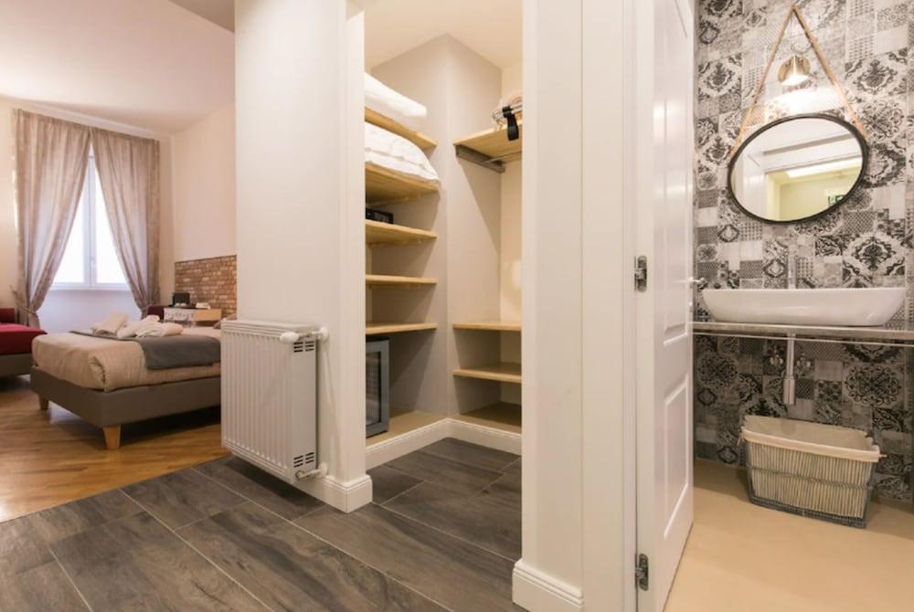 Spagna Ave Room Type - Deluxe Quadruple, separate building (via Rasella 148) Spagna Ave Room Type - Deluxe Quadruple, separate building (via Rasella 148)