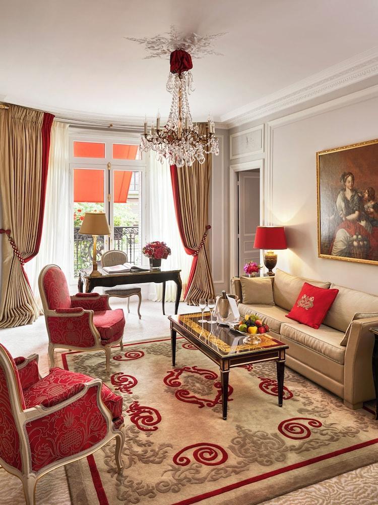 Hôtel Plaza Athénée - Dorchester Collection Room Type - Suite Deluxe - Vue Montaigne