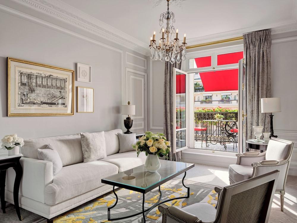 Hôtel Plaza Athénée - Dorchester Collection Room Type - Suite Deluxe, Vue Avenue Montaigne avec Balcon Hôtel Plaza Athénée - Dorchester Collection Room Type - Suite Deluxe, Vue Avenue Montaigne avec Balcon