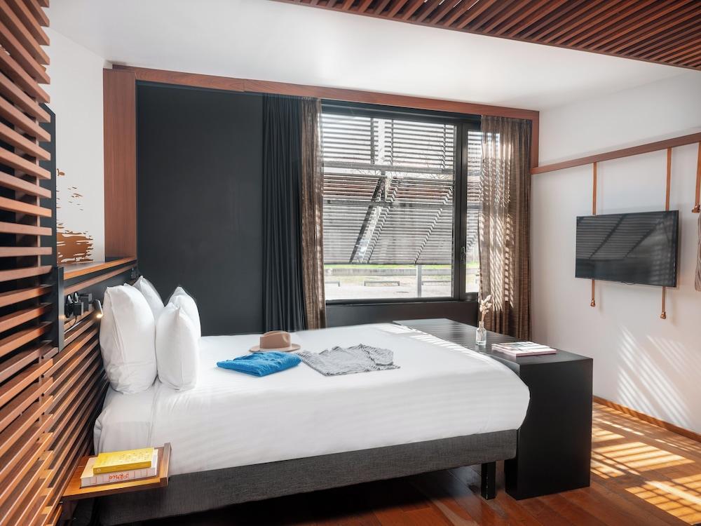 Off Paris Seine Room Type - Suite horizon dock view Off Paris Seine Room Type - Suite horizon dock view