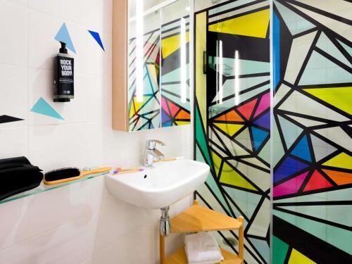 ibis Styles Paris Maine Montparnasse - Tap to explore photos
