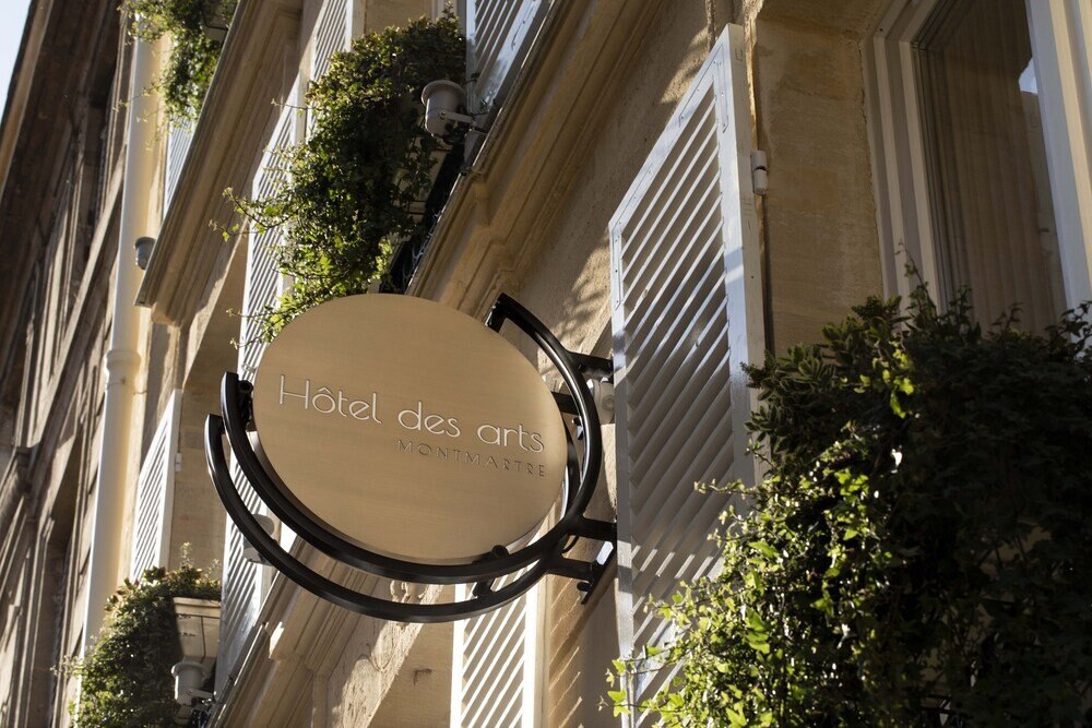 Hotel Des Arts Paris Montmartre - Tap to explore photos