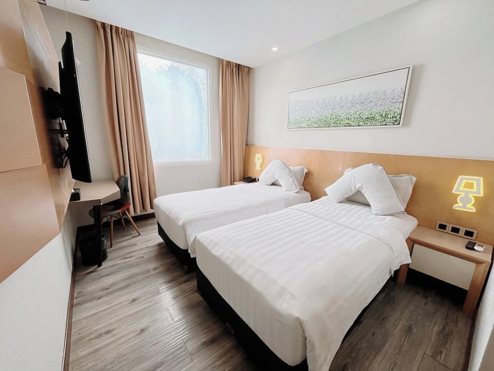 Verse Luxe Hotel Wahid Hasyim Room Type - Superior Room Twin Bed