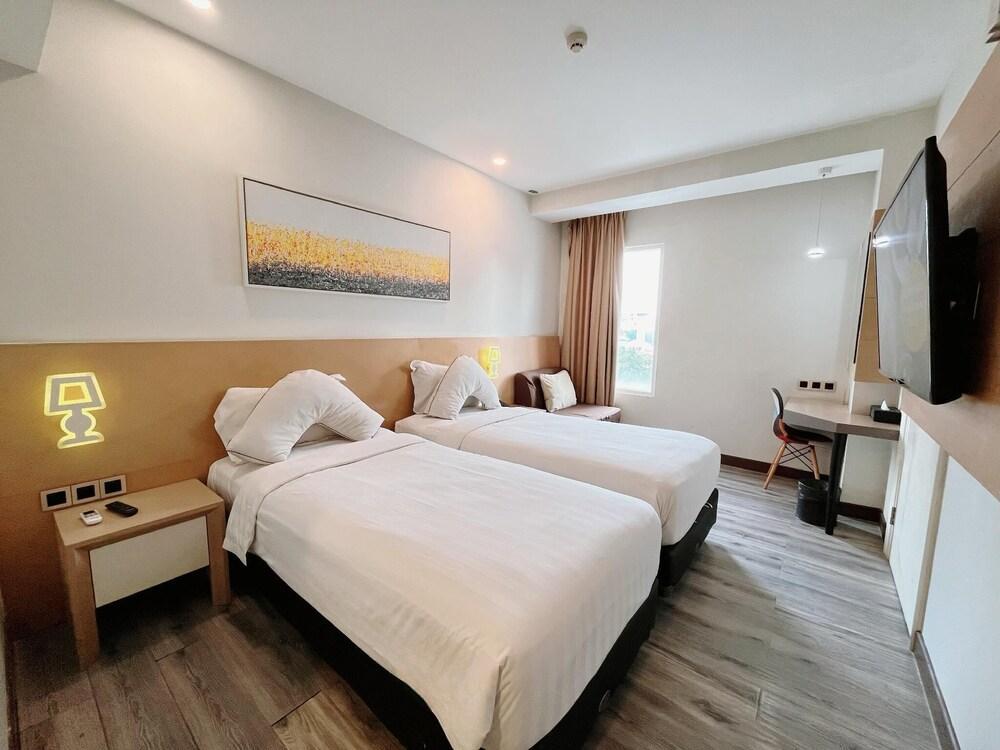 Verse Luxe Hotel Wahid Hasyim Room Type - Deluxe Room Twin Bed