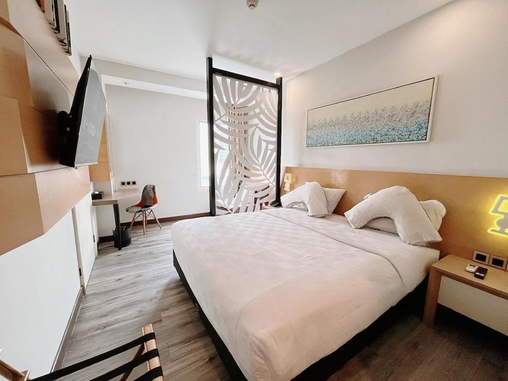 Verse Luxe Hotel Wahid Hasyim Room Type - Deluxe Room King Bed