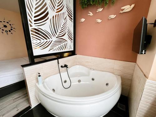 Verse Luxe Hotel Wahid Hasyim - Tap to explore photos