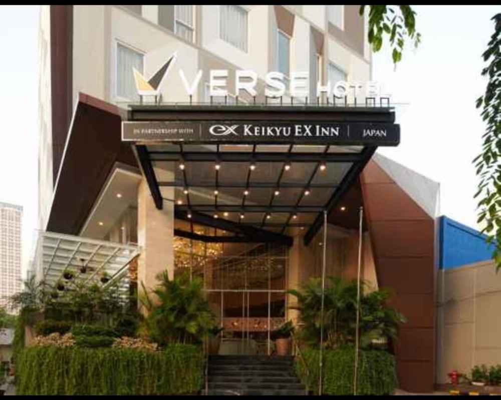 Verse Luxe Hotel Wahid Hasyim - Tap to explore photos