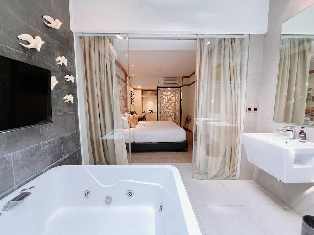 Verse Luxe Hotel Wahid Hasyim Room Type - Suite Jacuzzi Room