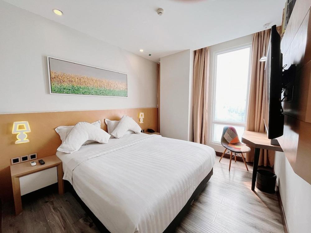 Verse Luxe Hotel Wahid Hasyim Room Type - Superior Room King Bed
