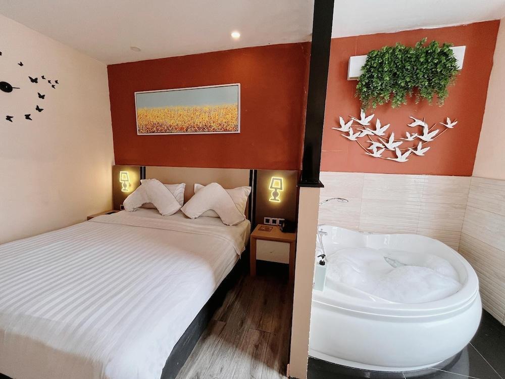 Verse Luxe Hotel Wahid Hasyim Room Type - Executive Jacuzzi Room