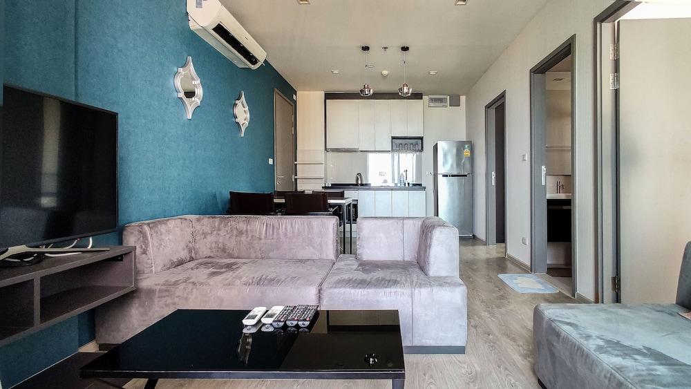 Pattaya Central Sea View Pool Suite Room Type - Deluxe Apartment