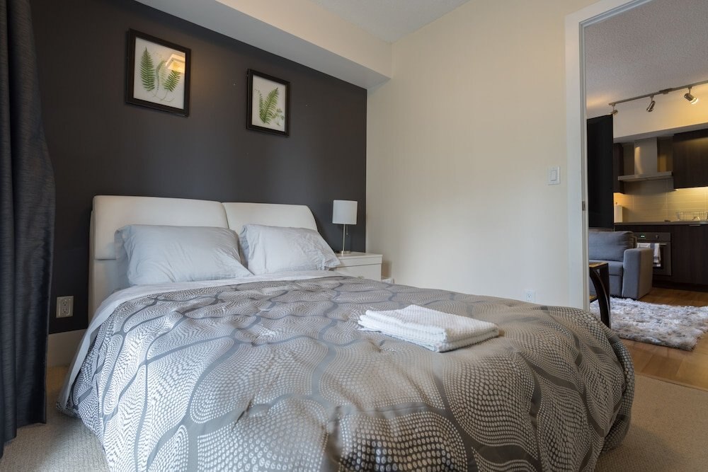 Applewood Suites - Executive 3 BDRM - Tap to explore photos
