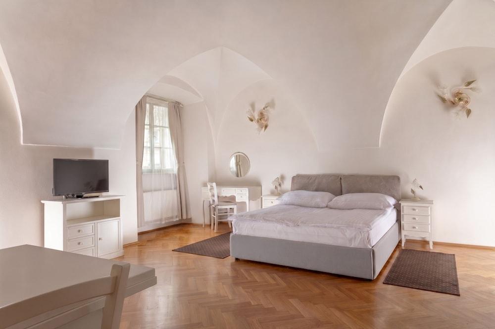 Three Golden Crowns Apartments Room Type - Standard Studio, 1 Queen Bed, Kitchenette