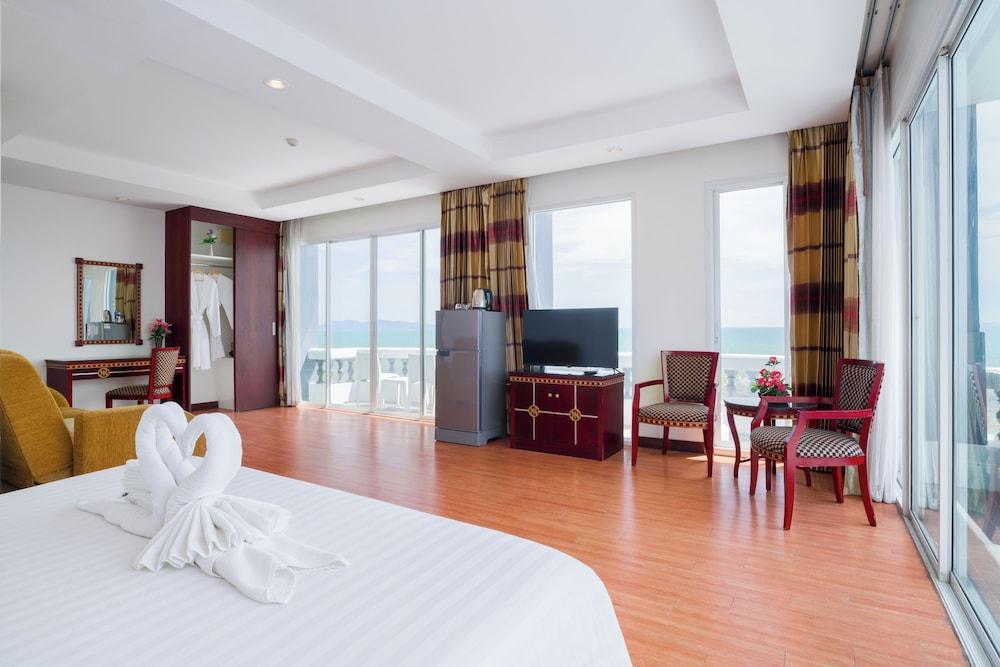 Jomtien Hisotel Room Type - Junior Suite, 1 King Bed, Sea View, Beachfront