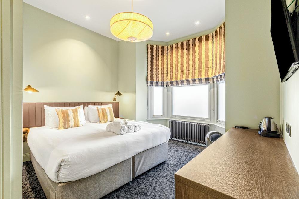 Clapham Guest House - Tap to explore photos