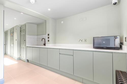Clapham Guest House Room Type - Deluxe Double Room with Extra Bed