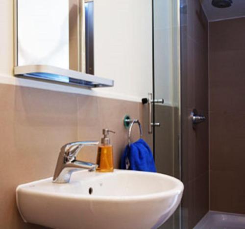 Clapham Guest House - Tap to explore photos