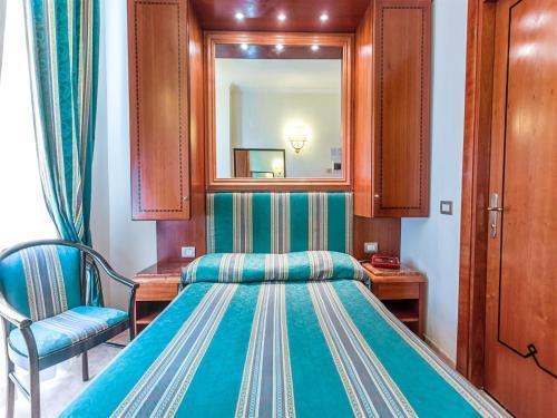 Raeli Hotel Lux - Tap to explore photos