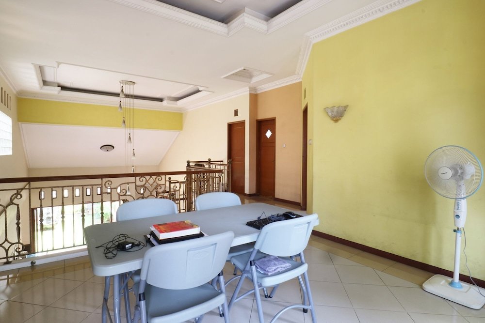Maharani Guesthouse Tebet Syariah - Hostel - Tap to explore photos